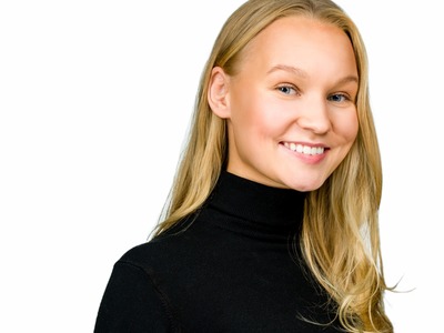 Henkilöstökuva vaalealla taustalla – yrityksen profiilikuva